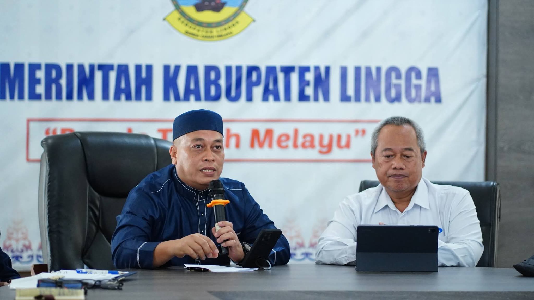 Bupati Lingga M. Nizar bersama Perwakilan BPKP saat pimpin rapat | Foto : Zonamu/Diskominfo Lingga