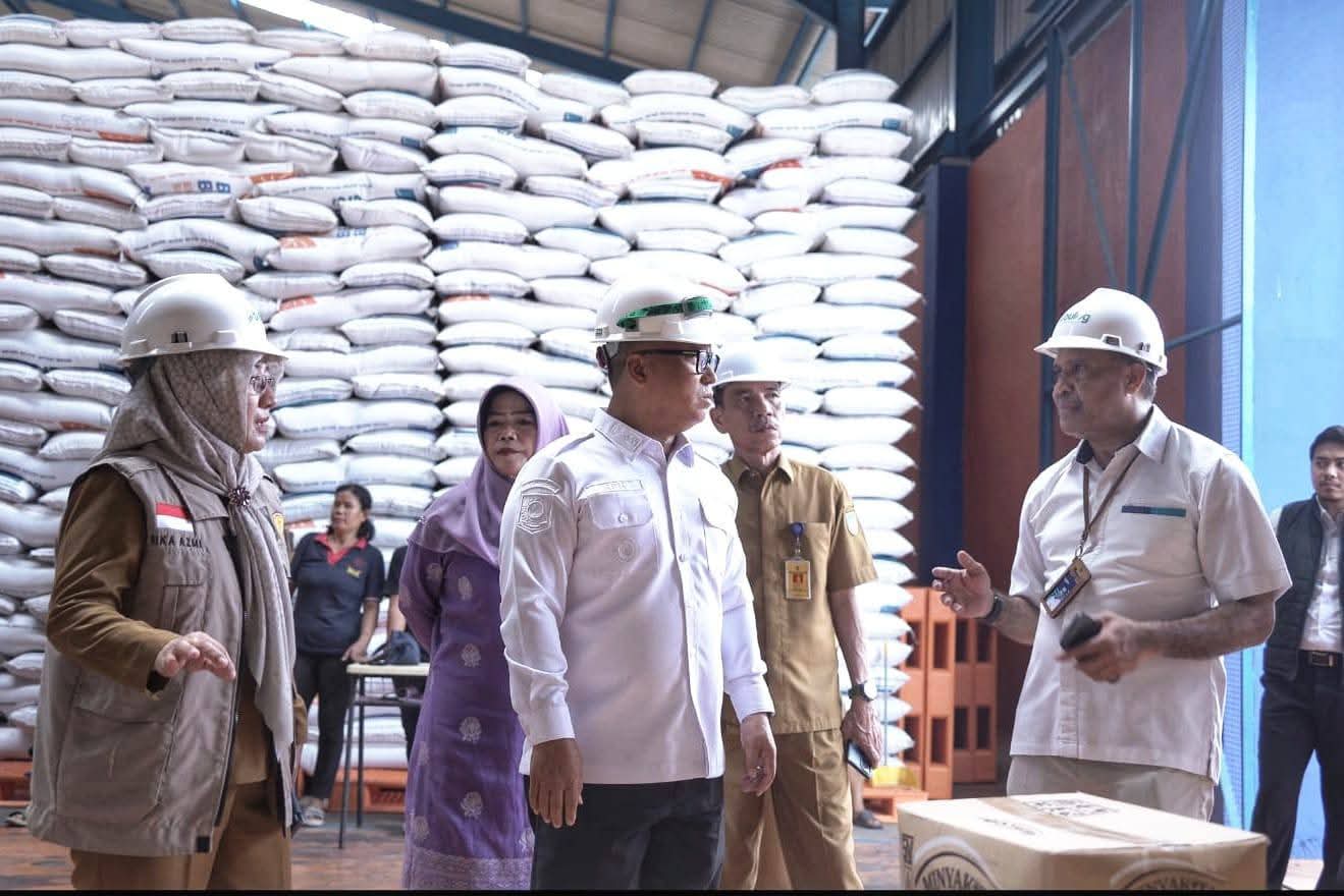 Wakil Gubernur Kepri saat melakukan pengecekan stok beras di Batam | Foto : Zonamu/Diskominfo Kepri