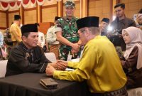 Gubernur Kepri saat melakukan Zakat | Foto : Zonamu/Diskominfo Kepri