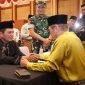 Gubernur Kepri saat melakukan Zakat | Foto : Zonamu/Diskominfo Kepri