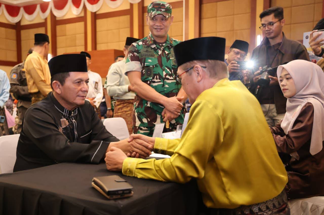 Gubernur Kepri saat melakukan Zakat | Foto : Zonamu/Diskominfo Kepri