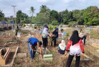 Warga Singkep Barat Bersihkan TPU Sambut Ramadan | Foto : Zonamu/Kecamatan Singkep Barat