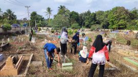 Warga Singkep Barat Bersihkan TPU Sambut Ramadan | Foto : Zonamu/Kecamatan Singkep Barat