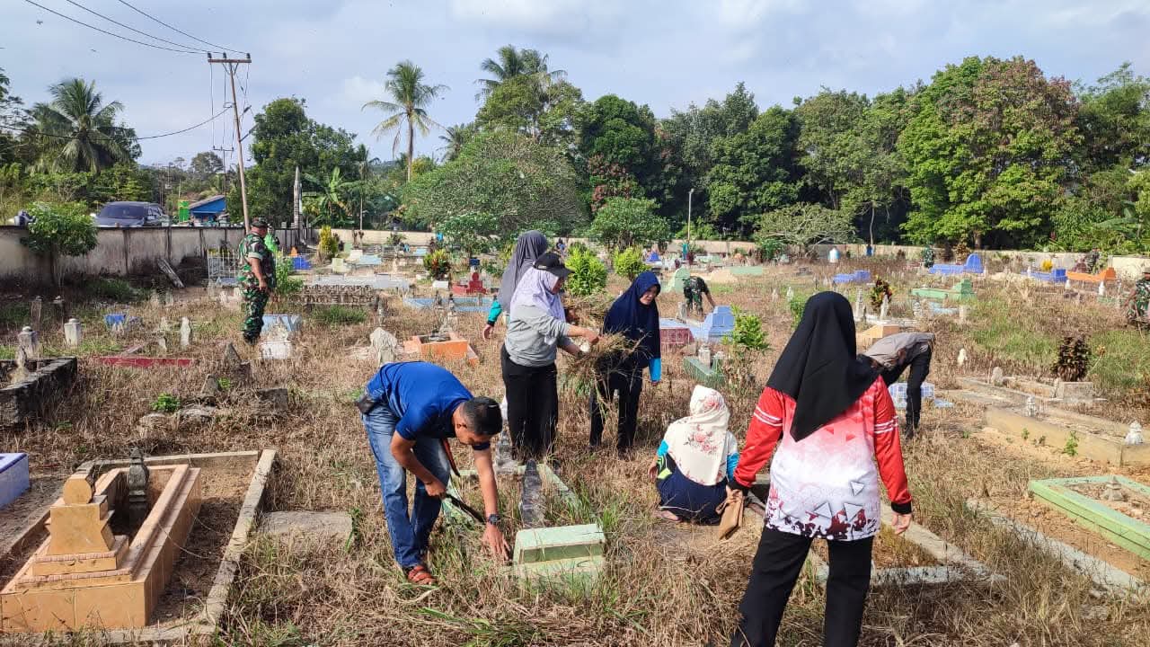 Warga Singkep Barat Bersihkan TPU Sambut Ramadan | Foto : Zonamu/Kecamatan Singkep Barat