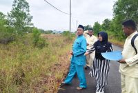Plt. Camat Singkep Barat saat meninjau lokasi | Foto : Zonamu/Dok. Kecamatan Singbar
