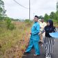 Plt. Camat Singkep Barat saat meninjau lokasi | Foto : Zonamu/Dok. Kecamatan Singbar