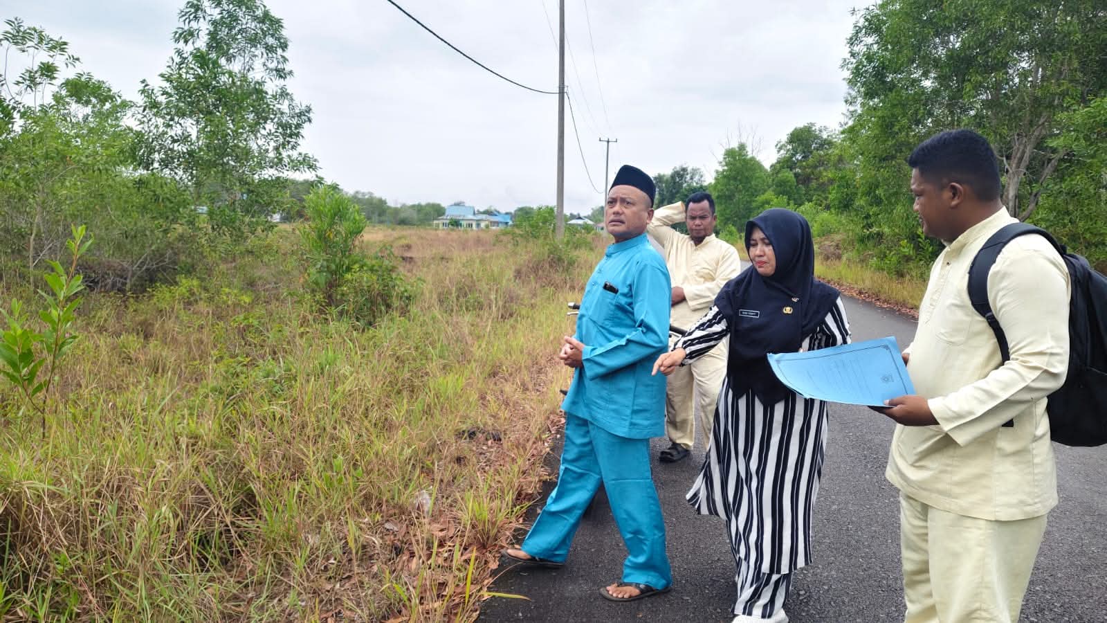 Plt. Camat Singkep Barat saat meninjau lokasi | Foto : Zonamu/Dok. Kecamatan Singbar