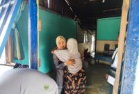 Plt. Camat Singbar saat mengunjungi rumah nelayan hilang | Foto : Zonamu/Dok. Kecamatan Singbar