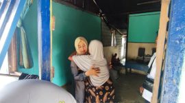 Plt. Camat Singbar saat mengunjungi rumah nelayan hilang | Foto : Zonamu/Dok. Kecamatan Singbar