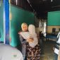 Plt. Camat Singbar saat mengunjungi rumah nelayan hilang | Foto : Zonamu/Dok. Kecamatan Singbar