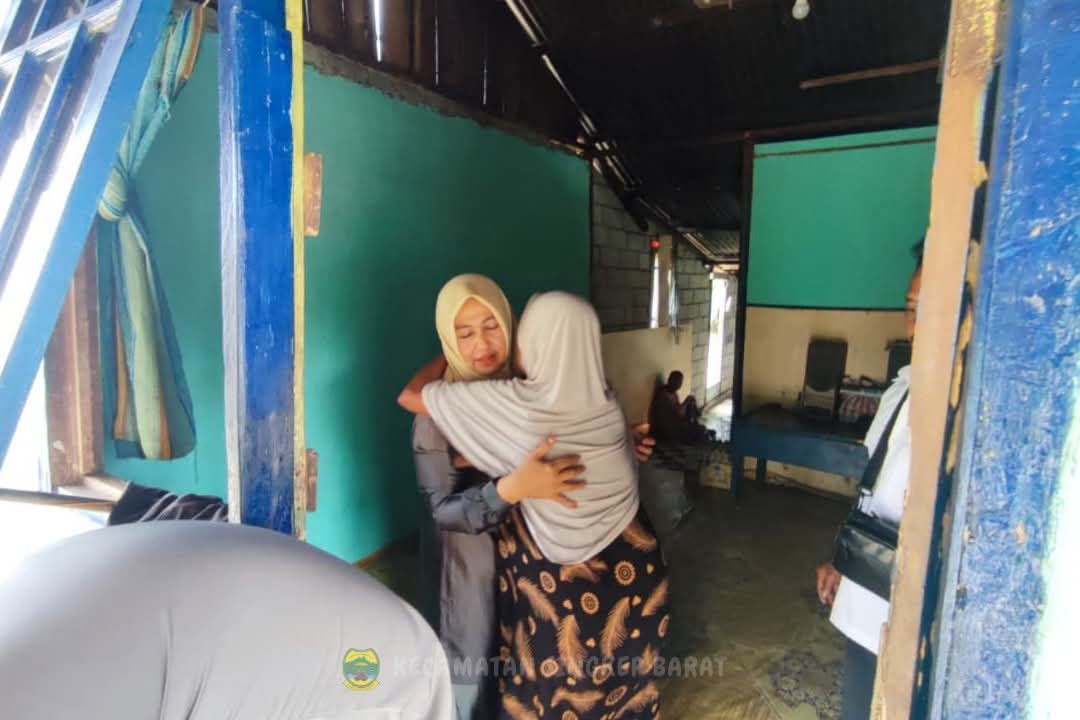 Plt. Camat Singbar saat mengunjungi rumah nelayan hilang | Foto : Zonamu/Dok. Kecamatan Singbar
