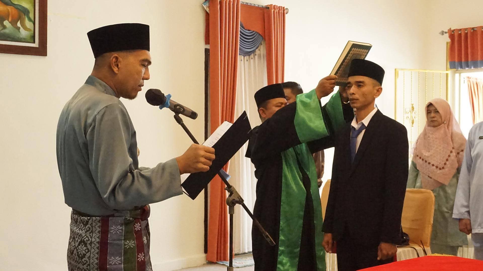 Wabup Novrizal Lantik Direktur Perumda Air Minum | Foto : Zonamu/Sahib