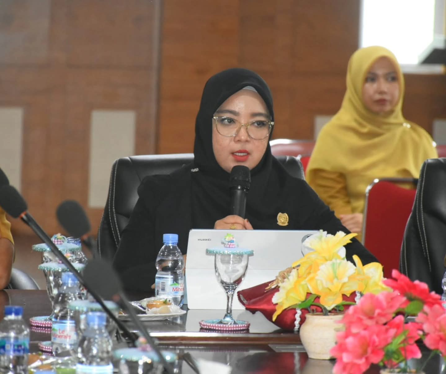 Ketua DPRD Lingga Maya Sari saat pimpin rapat | Foto : Zonamu/Humas Sekwan