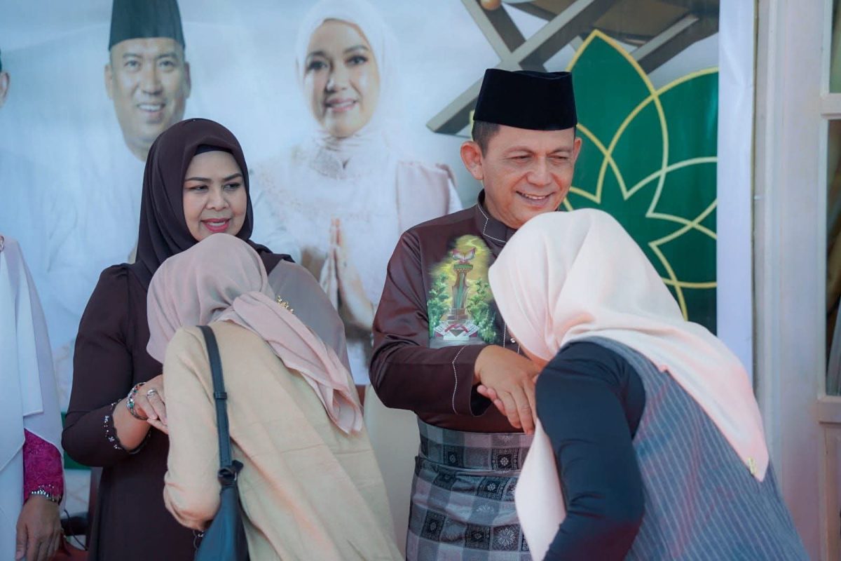 Gubernur Kepri Ansar Ahmad saat menyambut warga yang datang berhari raya | Foto : Zonamu/Diskominfo Kepri