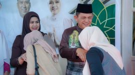 Gubernur Kepri Ansar Ahmad saat menyambut warga yang datang berhari raya | Foto : Zonamu/Diskominfo Kepri