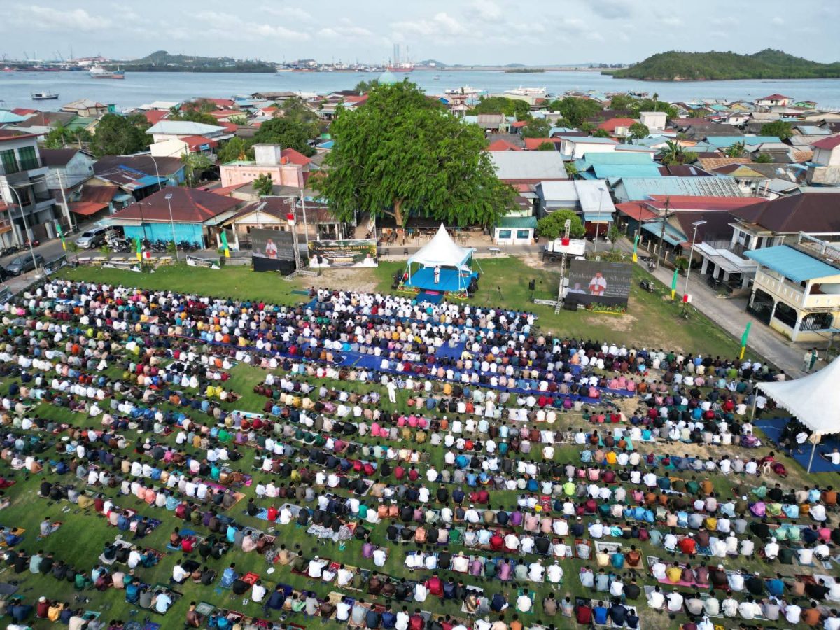 Ribuan masyarakat kota Batam saat melaksanakan sholat id | Foto : Zonamu/Diskominfo Kepri