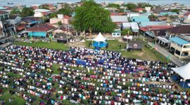 Ribuan masyarakat kota Batam saat melaksanakan sholat id | Foto : Zonamu/Diskominfo Kepri