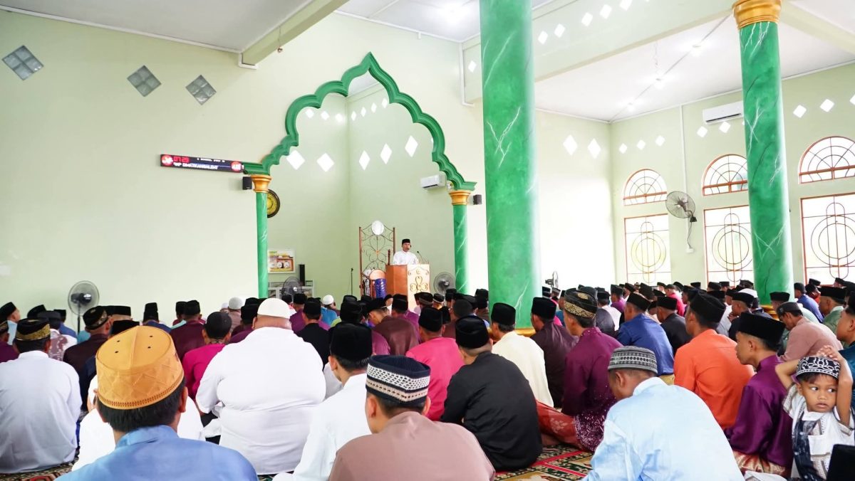 Bupati Lingga saat melaksanakan sholat id di Desa Tanjung Kelit | Foto : Zonamu/Diskominfo Lingga