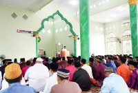 Bupati Lingga saat melaksanakan sholat id di Desa Tanjung Kelit | Foto : Zonamu/Diskominfo Lingga