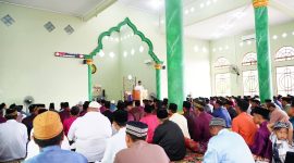 Bupati Lingga saat melaksanakan sholat id di Desa Tanjung Kelit | Foto : Zonamu/Diskominfo Lingga