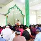 Bupati Lingga saat melaksanakan sholat id di Desa Tanjung Kelit | Foto : Zonamu/Diskominfo Lingga