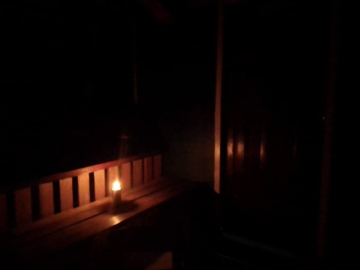 Hanya lampu pelita yang menemai warga saat listrik tidak menyala | Foto : Zonamu/Ist