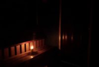 Hanya lampu pelita yang menemai warga saat listrik tidak menyala | Foto : Zonamu/Ist