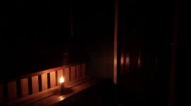 Hanya lampu pelita yang menemai warga saat listrik tidak menyala | Foto : Zonamu/Ist