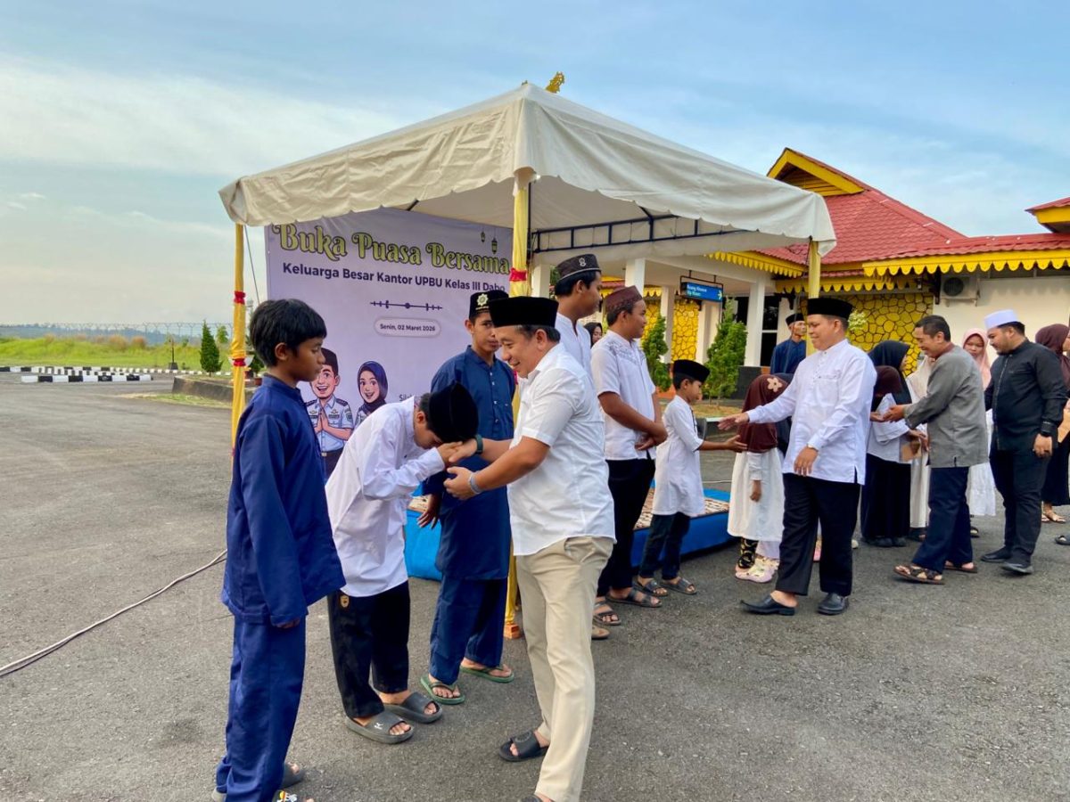 Kepala Bandara Dabo Singkep saat menyantuni anak yatim | Foto : Zonamu/Udin