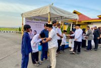 Kepala Bandara Dabo Singkep saat menyantuni anak yatim | Foto : Zonamu/Udin