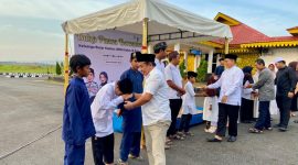 Kepala Bandara Dabo Singkep saat menyantuni anak yatim | Foto : Zonamu/Udin