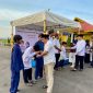 Kepala Bandara Dabo Singkep saat menyantuni anak yatim | Foto : Zonamu/Udin