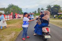 SDN 008 Singkep Bagikan Ratusan Takjil kepada Pengendara | Foto : Zonamu/Imam
