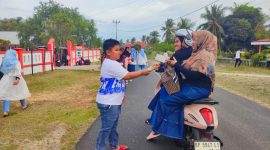 SDN 008 Singkep Bagikan Ratusan Takjil kepada Pengendara | Foto : Zonamu/Imam