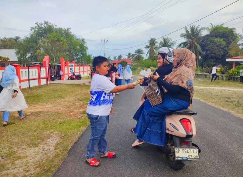 SDN 008 Singkep Bagikan Ratusan Takjil kepada Pengendara | Foto : Zonamu/Imam