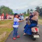 SDN 008 Singkep Bagikan Ratusan Takjil kepada Pengendara | Foto : Zonamu/Imam