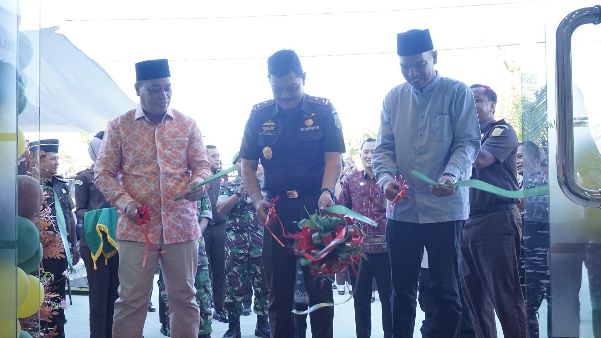 Kajati Kepri bersama Bupati dan Wabup Linggs meresmikan gedung serbaguna kejari Lingga | Foto : Zonamu/Sahib