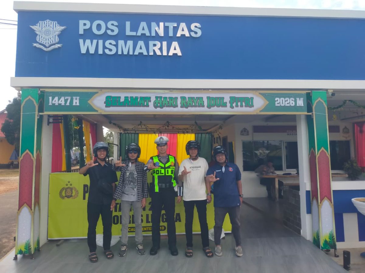 Satuan Lalu Lintas Polres Lingga membagikan helm kepada rekan-rekan media | Foto : Zonamu/Pain