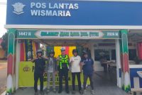 Satuan Lalu Lintas Polres Lingga membagikan helm kepada rekan-rekan media | Foto : Zonamu/Pain