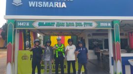 Satuan Lalu Lintas Polres Lingga membagikan helm kepada rekan-rekan media | Foto : Zonamu/Pain