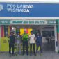 Satuan Lalu Lintas Polres Lingga membagikan helm kepada rekan-rekan media | Foto : Zonamu/Pain