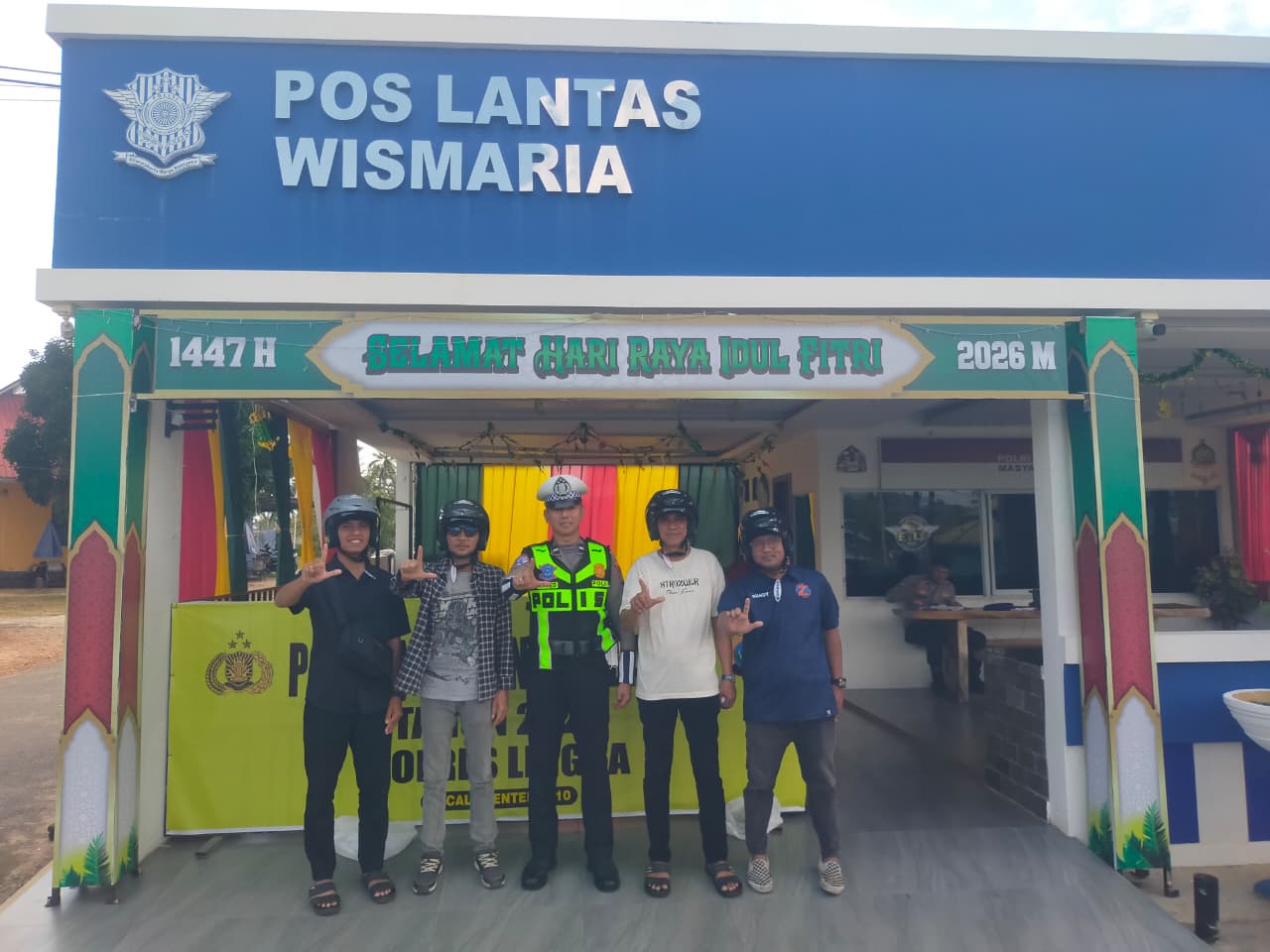 Satuan Lalu Lintas Polres Lingga membagikan helm kepada rekan-rekan media | Foto : Zonamu/Pain