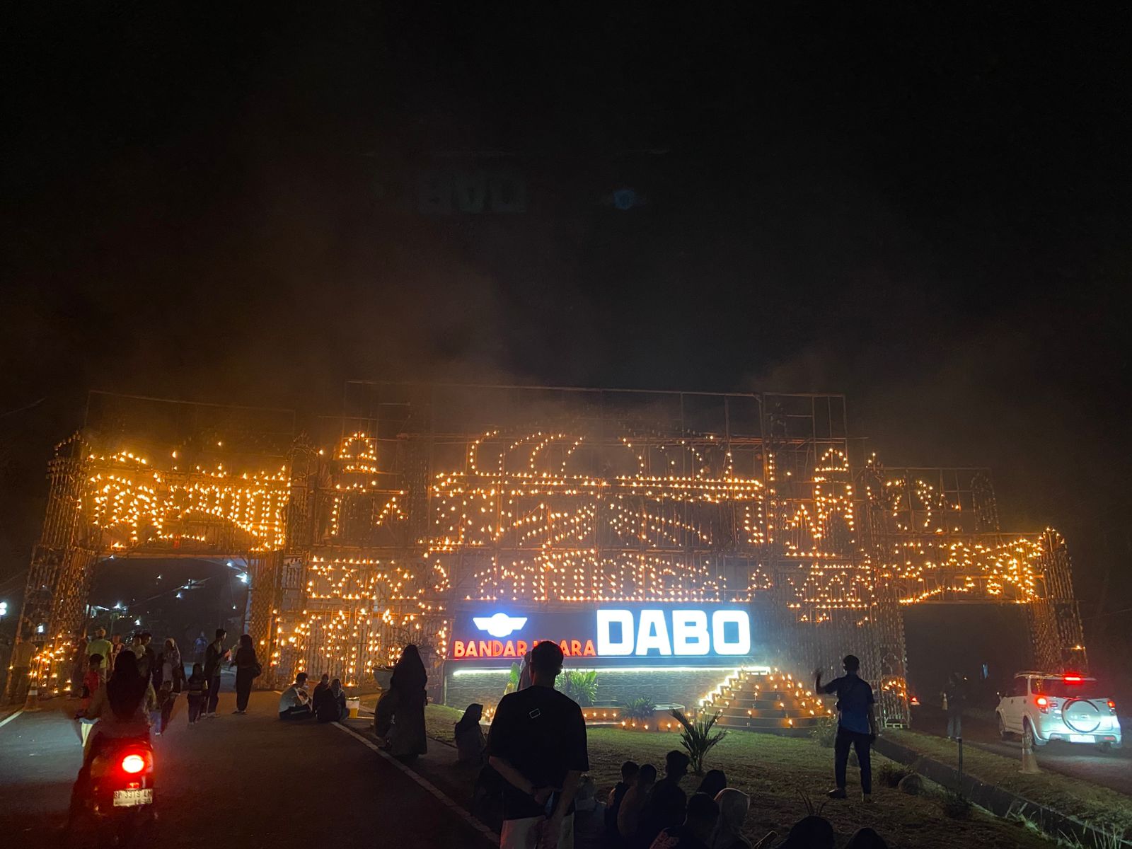 Gerbang Lampu Pelita Bandara Dabo Singkep Meriahkan Malam 7 Likur | Foto : Zonamu/Wandi