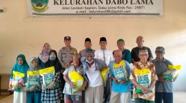 Kelurahan Dabo Lama Salurkan Sembako Ramadan | Foto : Zonamu/Harie