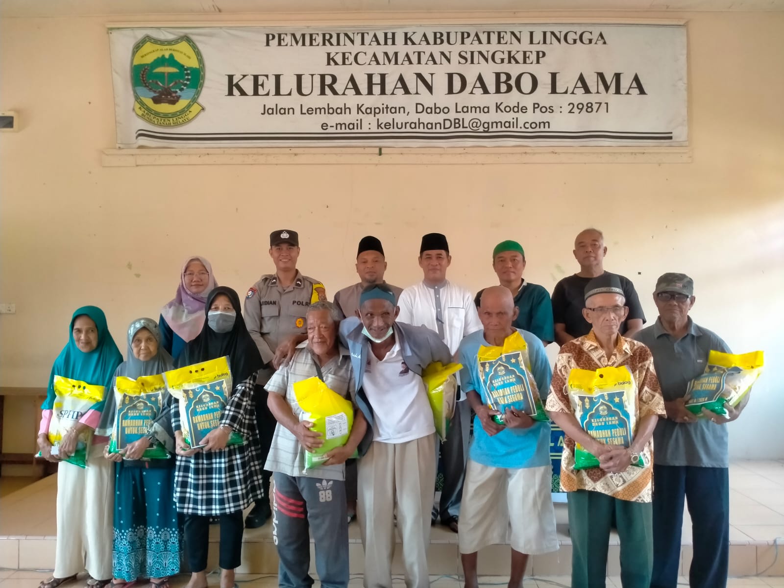 Kelurahan Dabo Lama Salurkan Sembako Ramadan | Foto : Zonamu/Harie