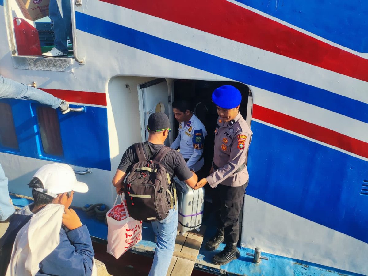 Personil Satpolairud Polres Lingga saat membantu penumpang masuk ke kapal | Foto : Zonamu/Humas Polres Lingga