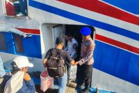 Personil Satpolairud Polres Lingga saat membantu penumpang masuk ke kapal | Foto : Zonamu/Humas Polres Lingga