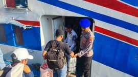 Personil Satpolairud Polres Lingga saat membantu penumpang masuk ke kapal | Foto : Zonamu/Humas Polres Lingga