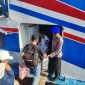 Personil Satpolairud Polres Lingga saat membantu penumpang masuk ke kapal | Foto : Zonamu/Humas Polres Lingga