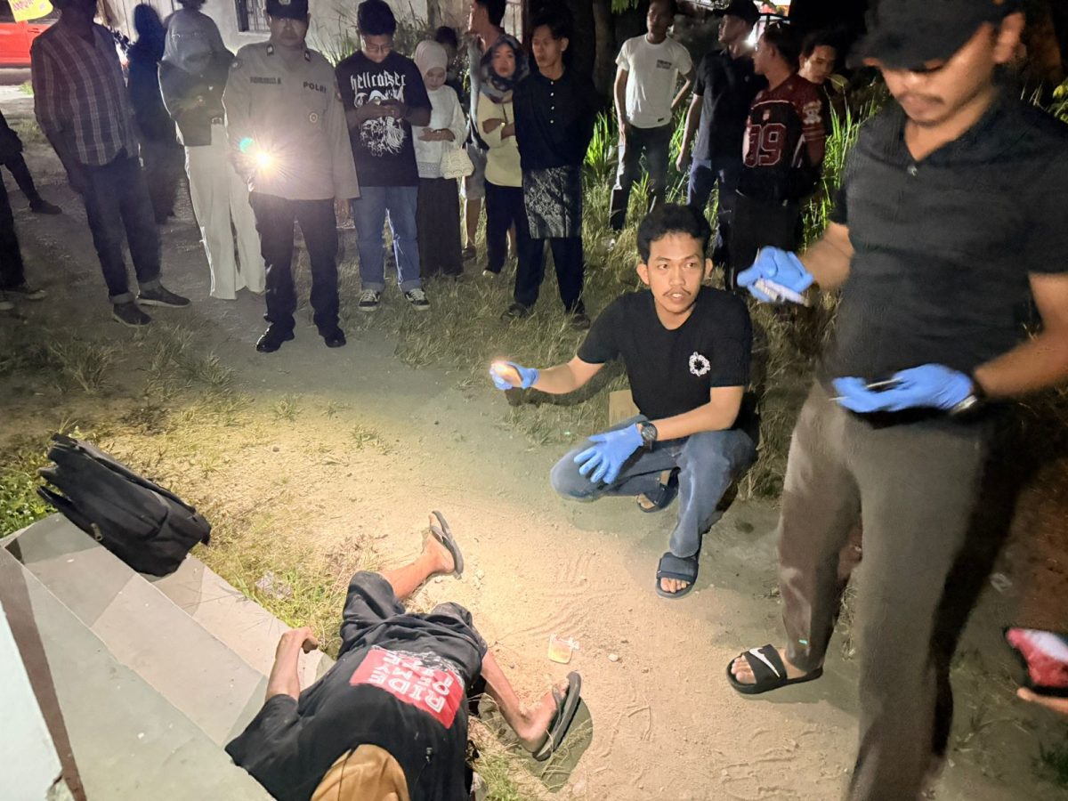 Pihak Kepolisian saat melakukan olah TKP penemuan mayat tanpa identitas | Foto : Zonamu/Ist